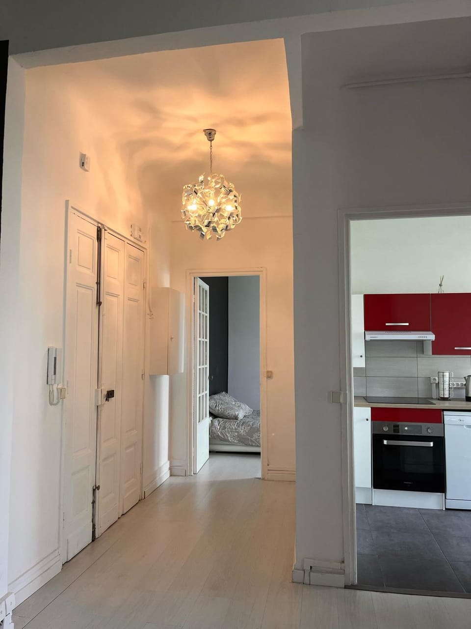 Bed, Photo of the whole room, Bedroom, oven, stove