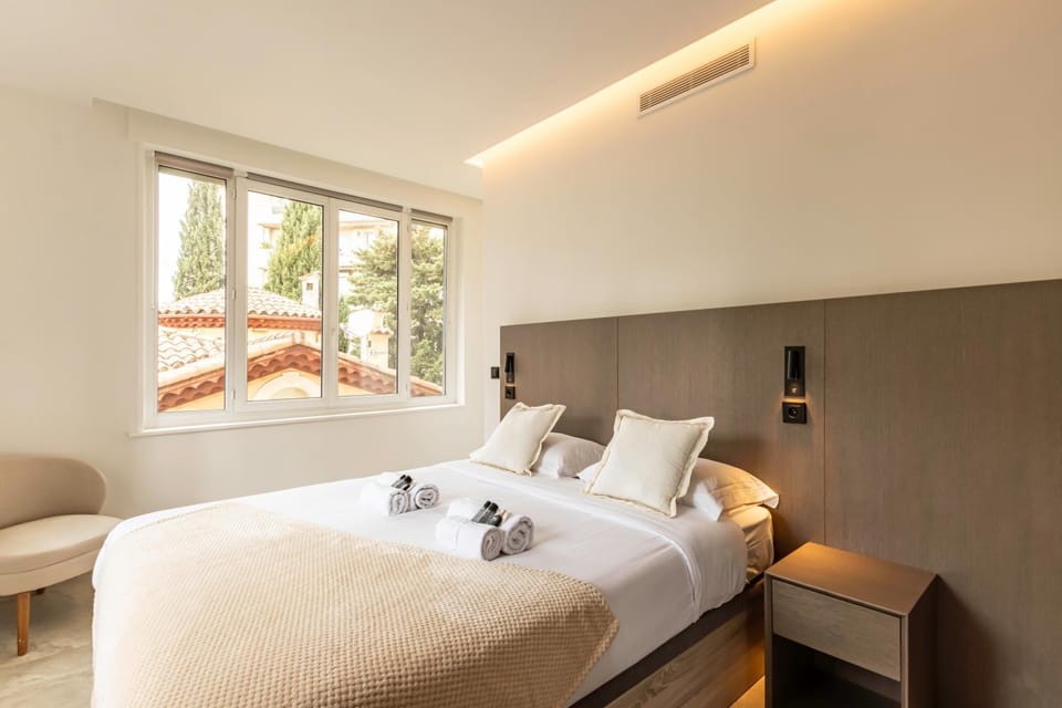 Bed, Photo of the whole room, Bedroom, towels