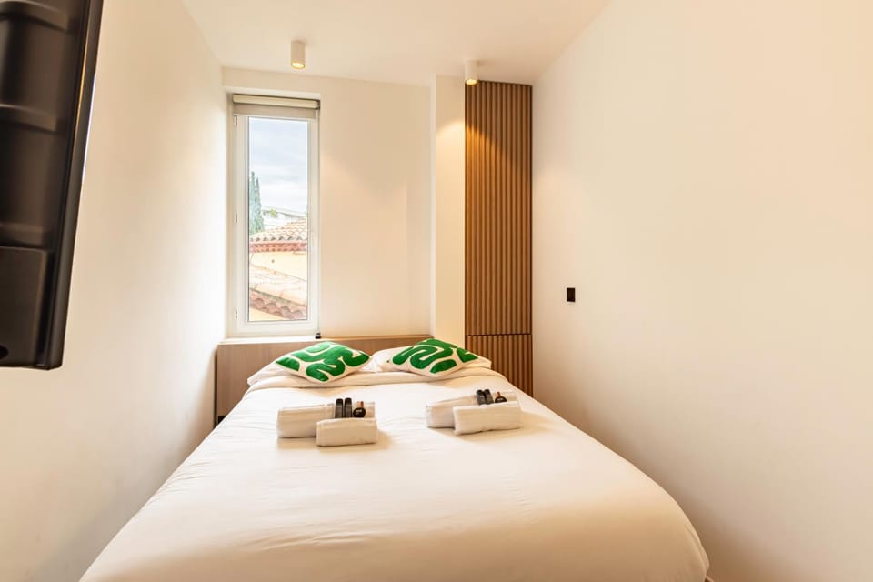 Bed, Photo of the whole room, Bedroom, towels