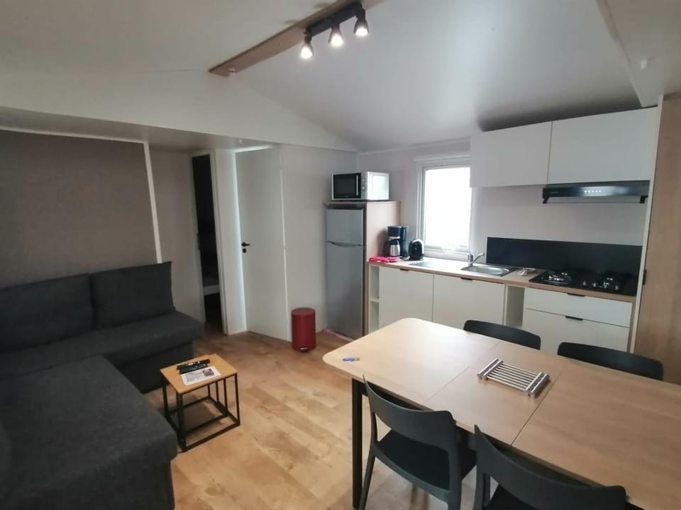 Living room, Dining area, stove