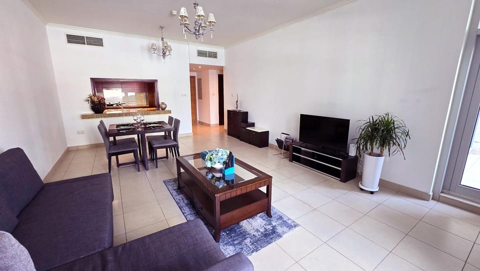 Communal lounge/ TV room, TV and multimedia, Living room, Seating area, Dining area, Evening entertainment