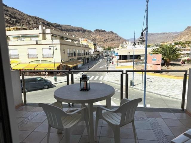 Balcony/Terrace, Street view