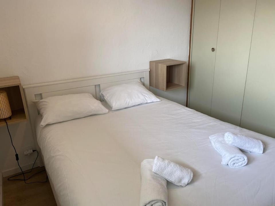 Bedroom, heating, towels