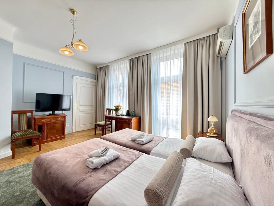 Photo of the whole room, Bedroom, towels