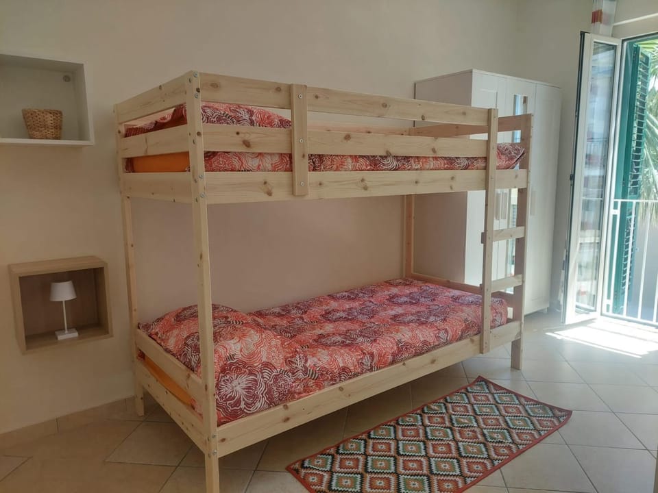 Bedroom, bunk bed