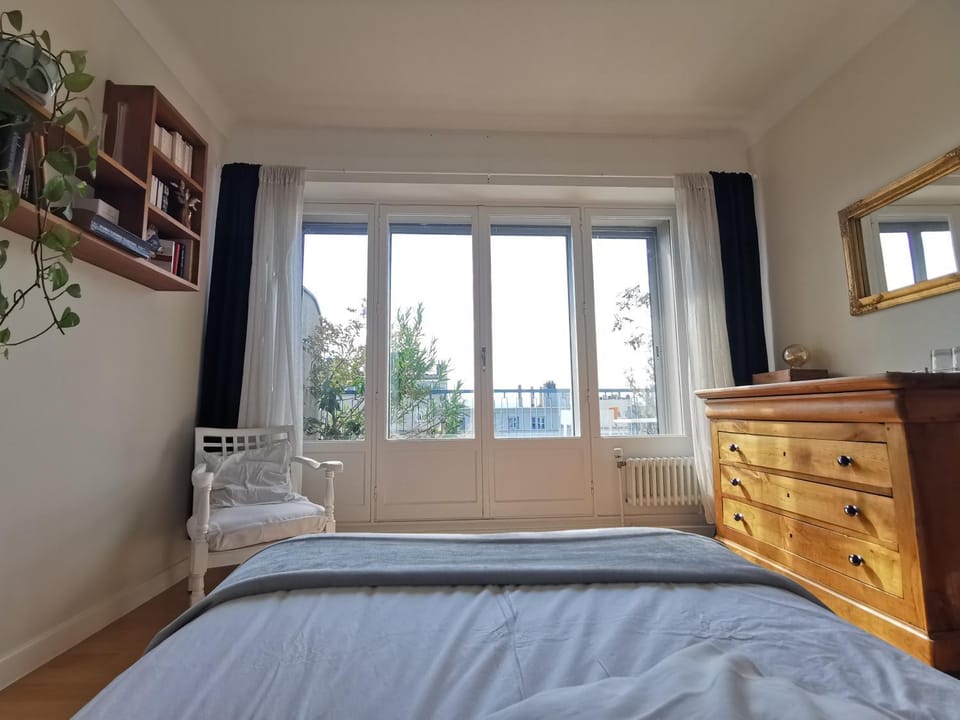 espace privé, balcon vue montagnes pour 1 à 4 personnes Bed and Breakfast in Grenoble