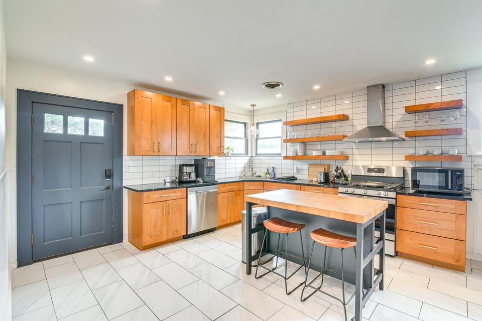 2 Mi to Pleasure Pier: Galveston Gem w/ Yard House in Galveston Island