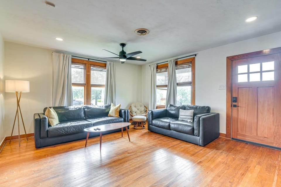 2 Mi to Pleasure Pier: Galveston Gem w/ Yard House in Galveston Island
