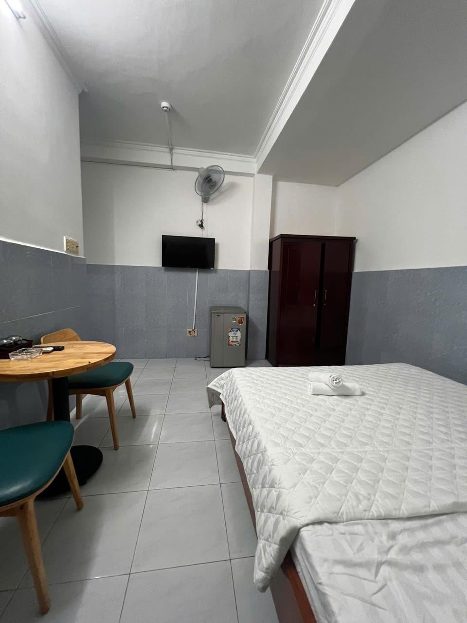 Bed, TV and multimedia, Living room, Photo of the whole room, Seating area, Bedroom, air conditioner