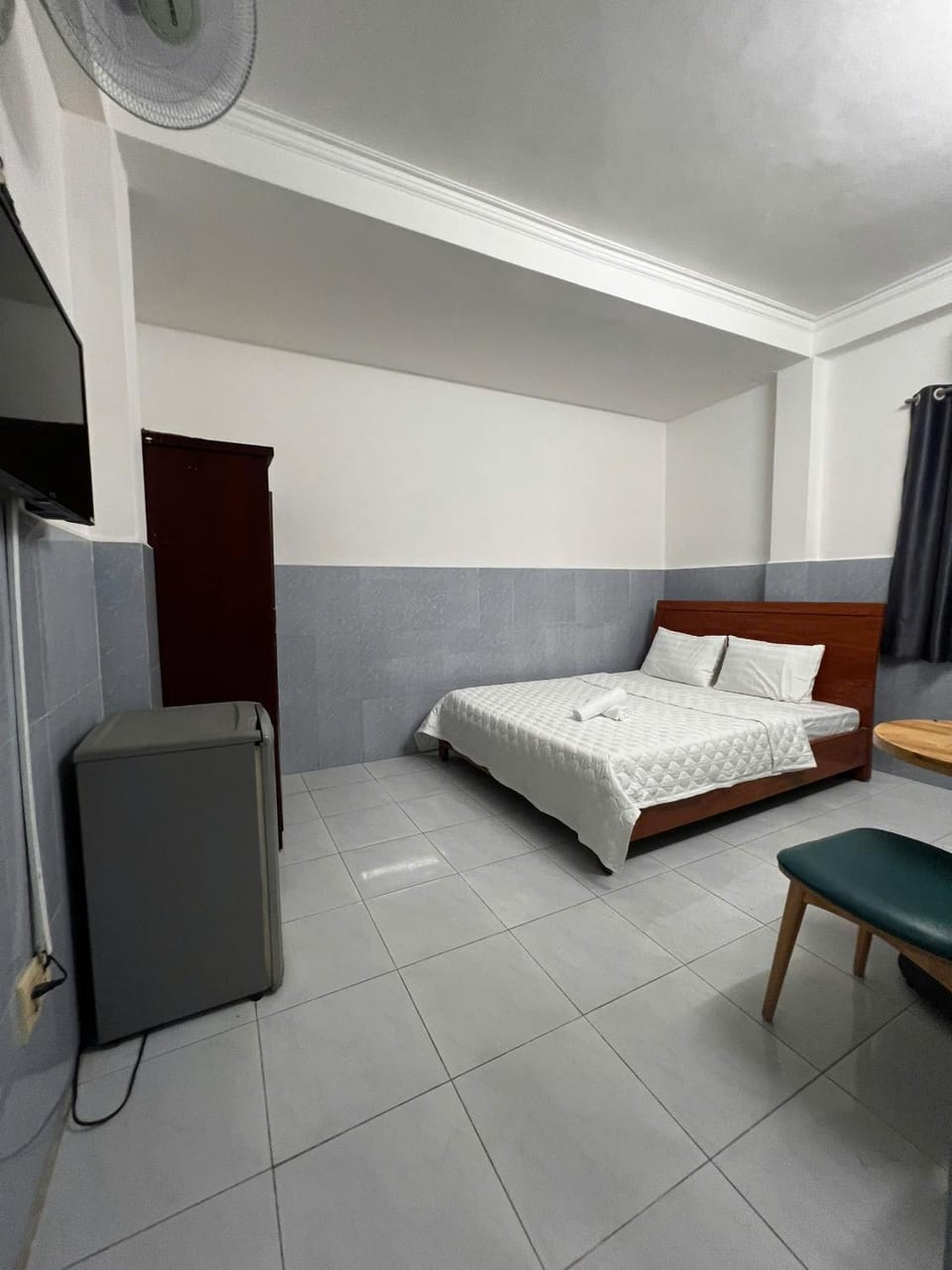 Bed, TV and multimedia, Living room, Photo of the whole room, Seating area, Bedroom, wardrobe, air conditioner