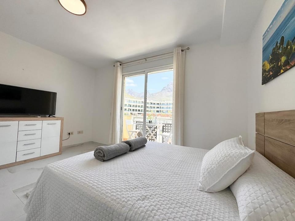 Bed, TV and multimedia, Bedroom, towels
