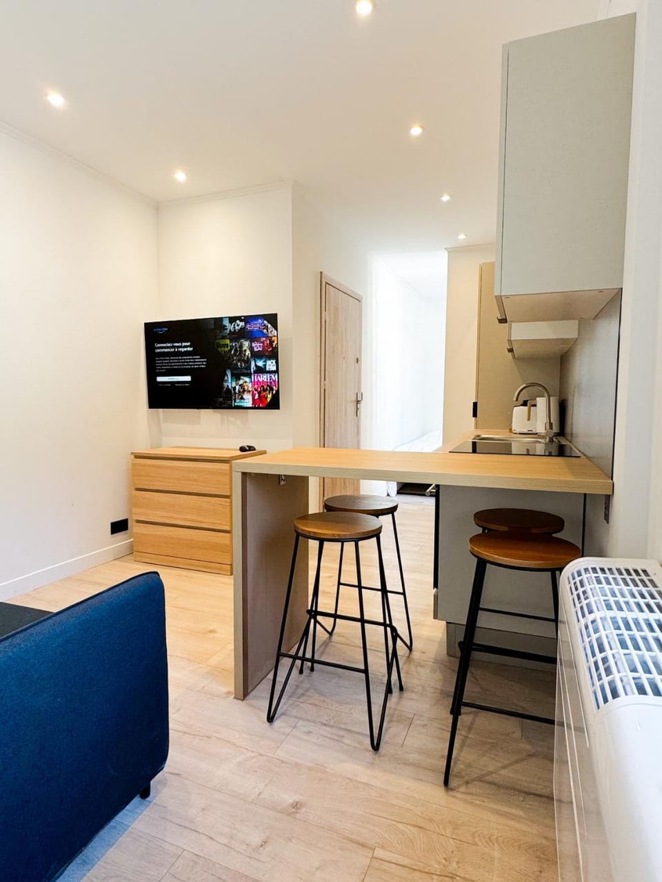 TV and multimedia, Kitchen or kitchenette, Living room, Seating area, Dining area