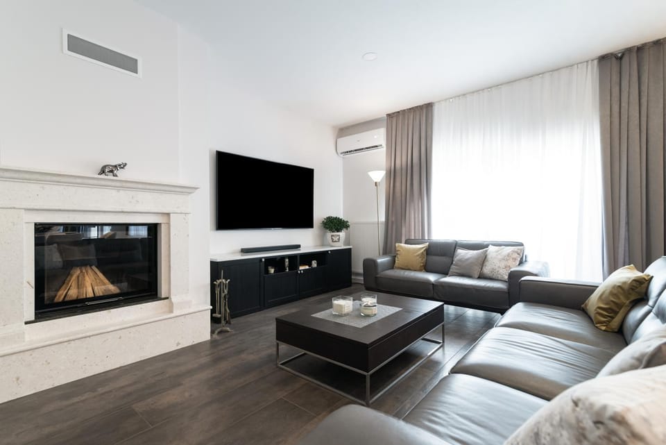 TV and multimedia, Living room, Seating area, Evening entertainment