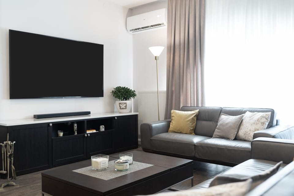 TV and multimedia, Living room, Seating area, Evening entertainment, air conditioner