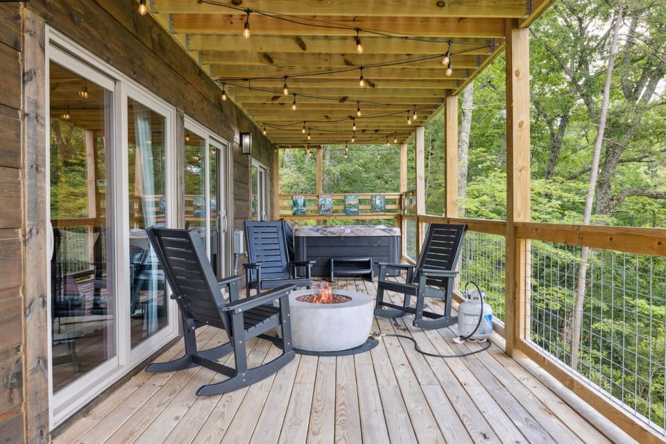Cascades Escape – Luxury Cabin with Mountain Views, Game Room & Hot Tub Cabin in Sevier County