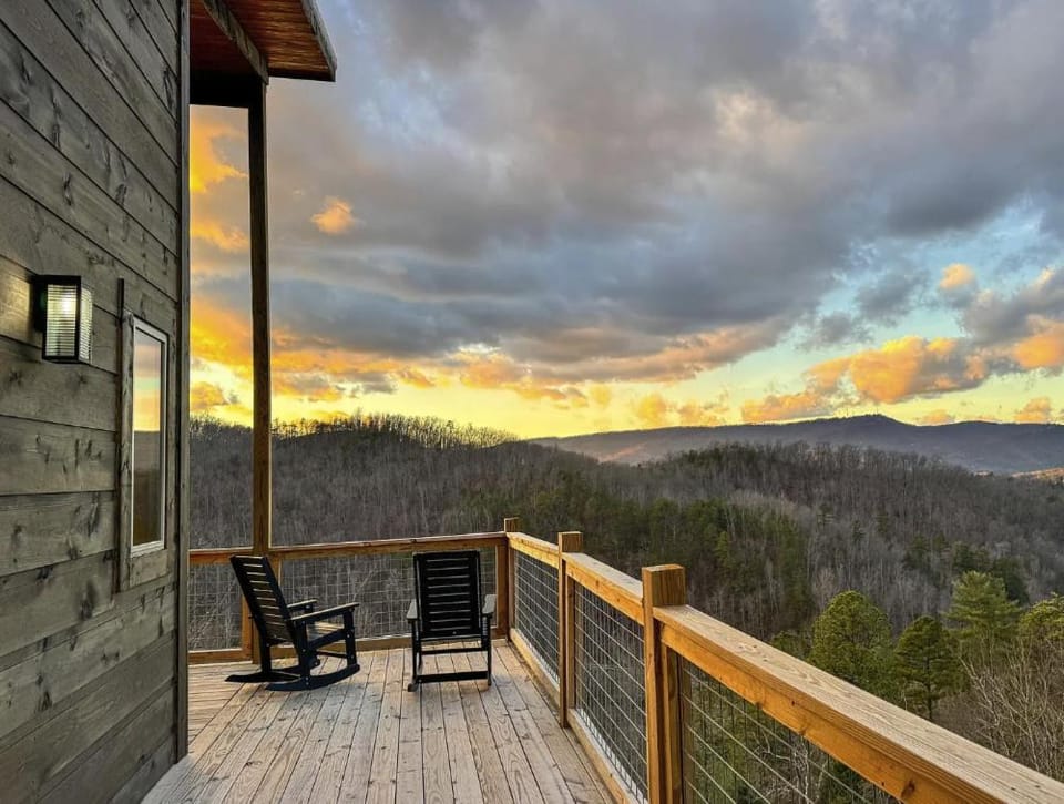 Cascades Escape – Luxury Cabin with Mountain Views, Game Room & Hot Tub Cabin in Sevier County