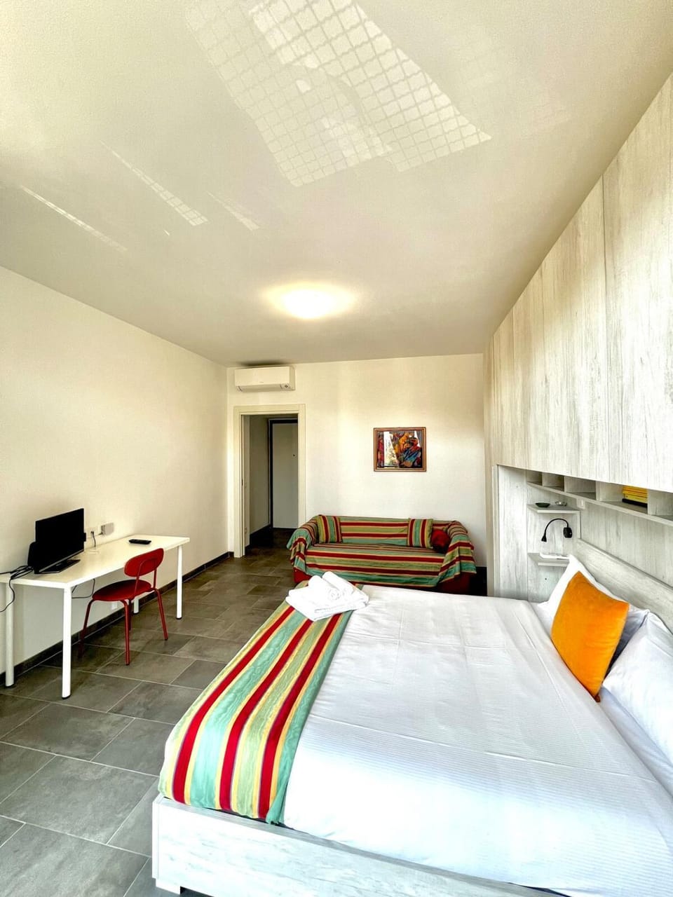 New and cozy Metro Parking Train to airport Apartment in Milan