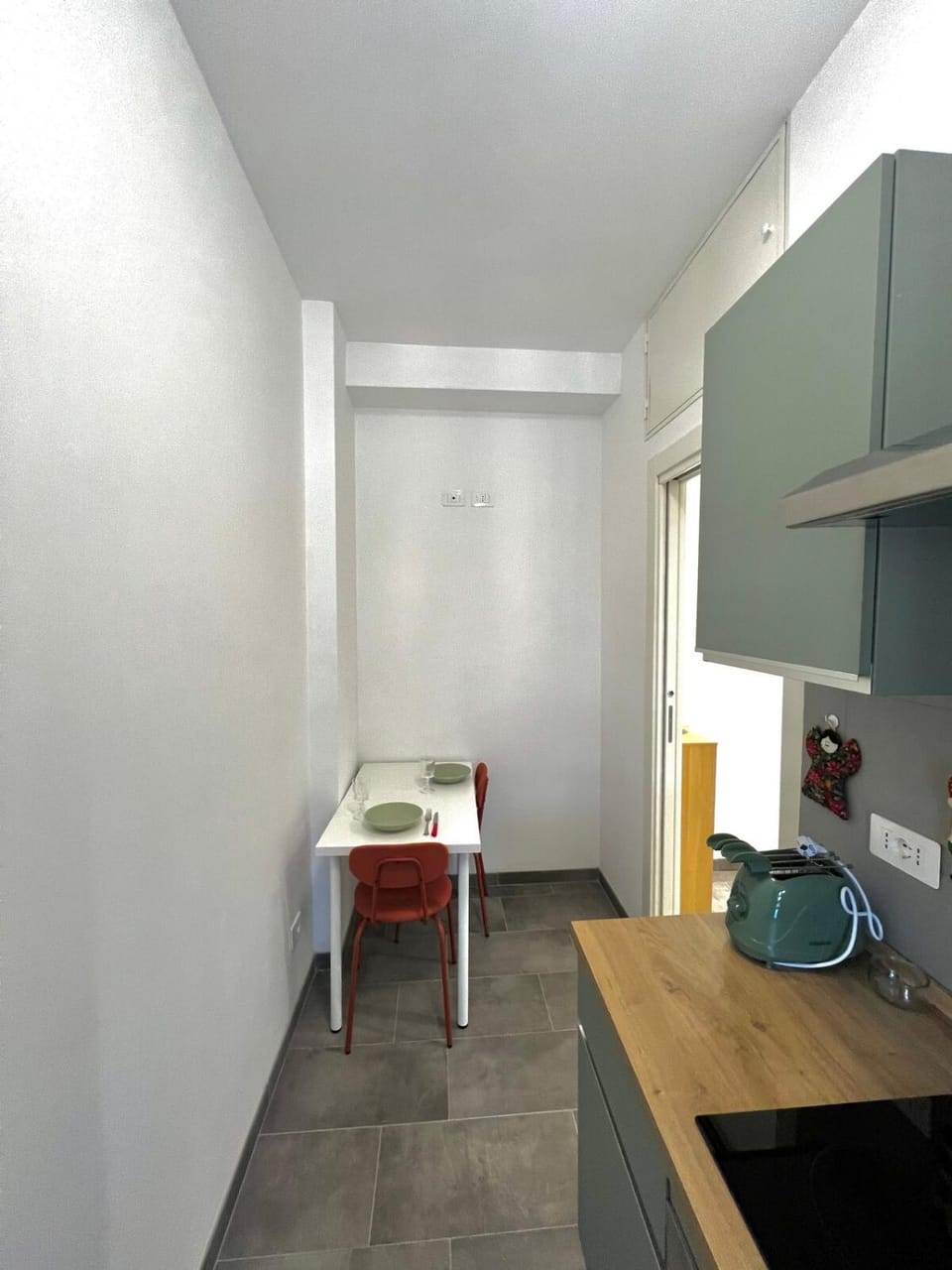 New and cozy Metro Parking Train to airport Apartment in Milan