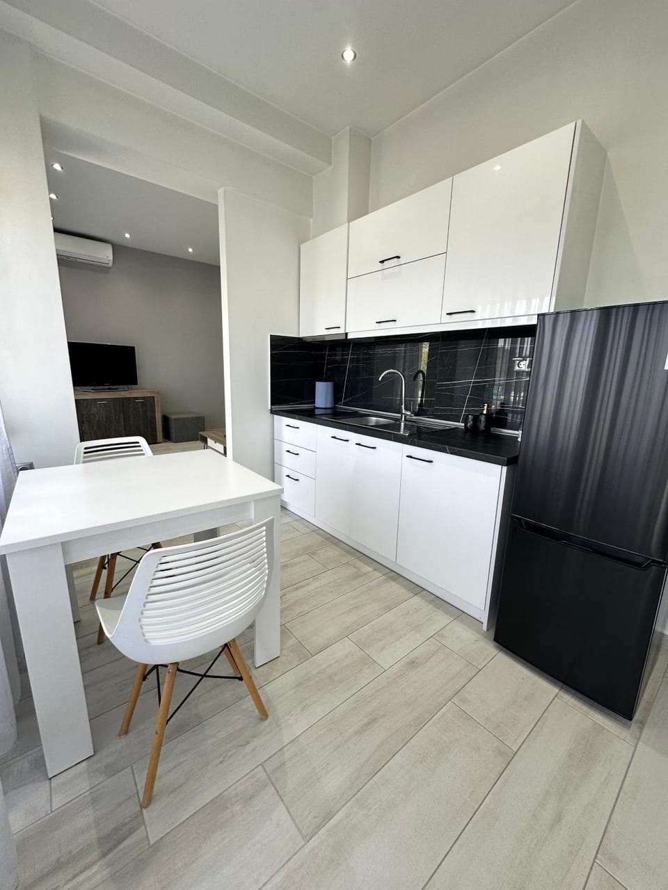 Kitchen or kitchenette, Dining area, minibar, stove