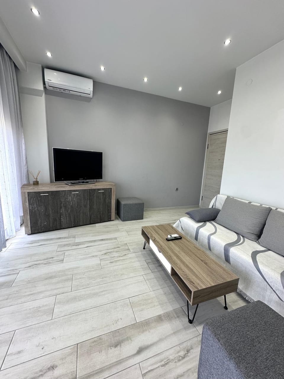 TV and multimedia, Living room, Seating area, Evening entertainment, air conditioner