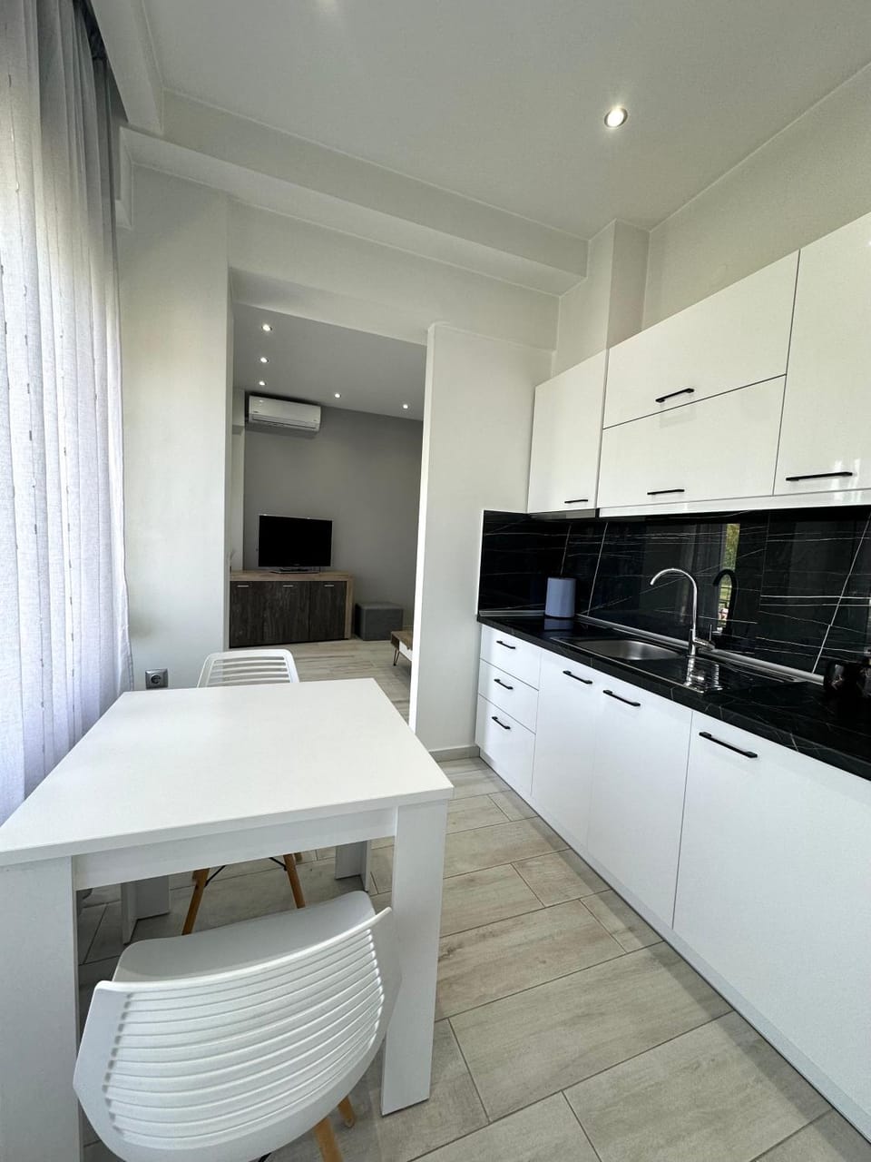 Kitchen or kitchenette, Dining area, minibar, stove