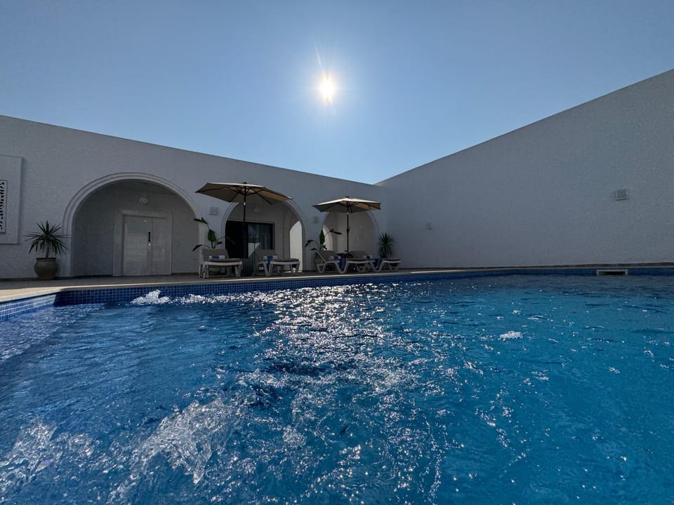 Swimming pool, sunbed