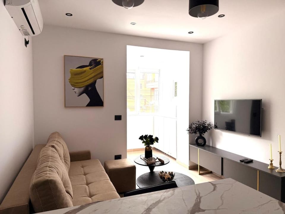 Communal lounge/ TV room, Bed, Living room, Seating area, Evening entertainment
