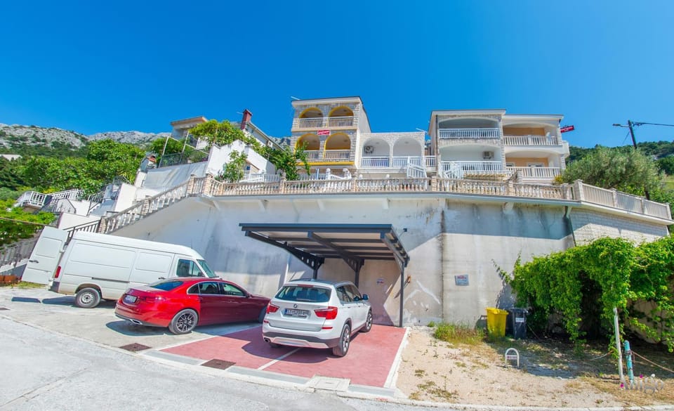 Property building, Neighbourhood, Parking
