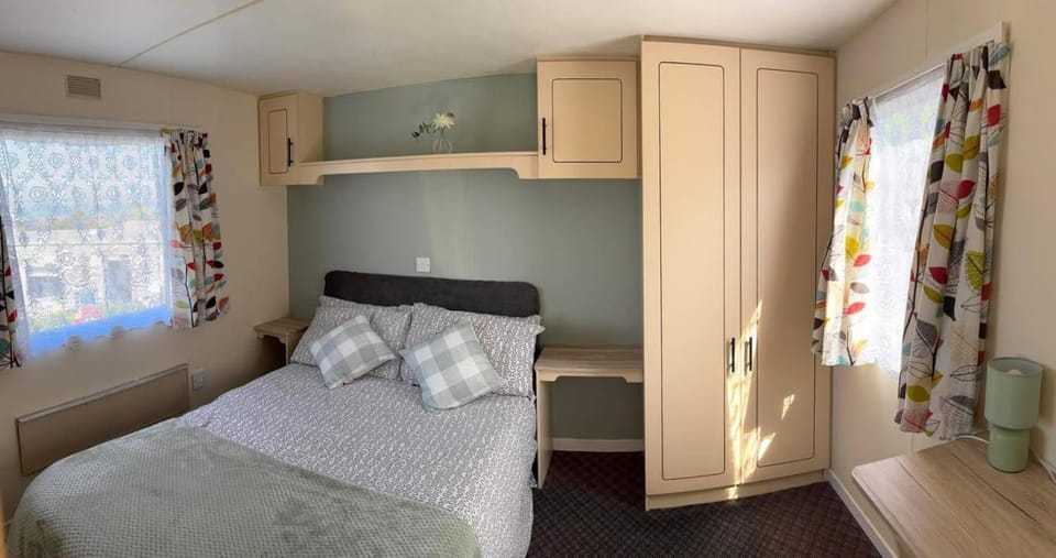 Bed, Photo of the whole room, Bedroom, wardrobe