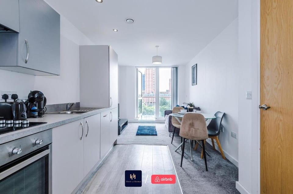 Salford Apartment with Free WiFi, Parking & Ideal for Contractors Apartment in Salford