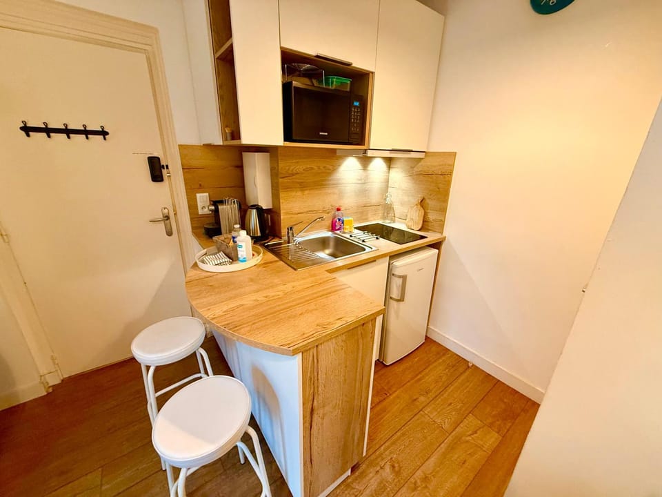 Kitchen or kitchenette, Dining area, stove