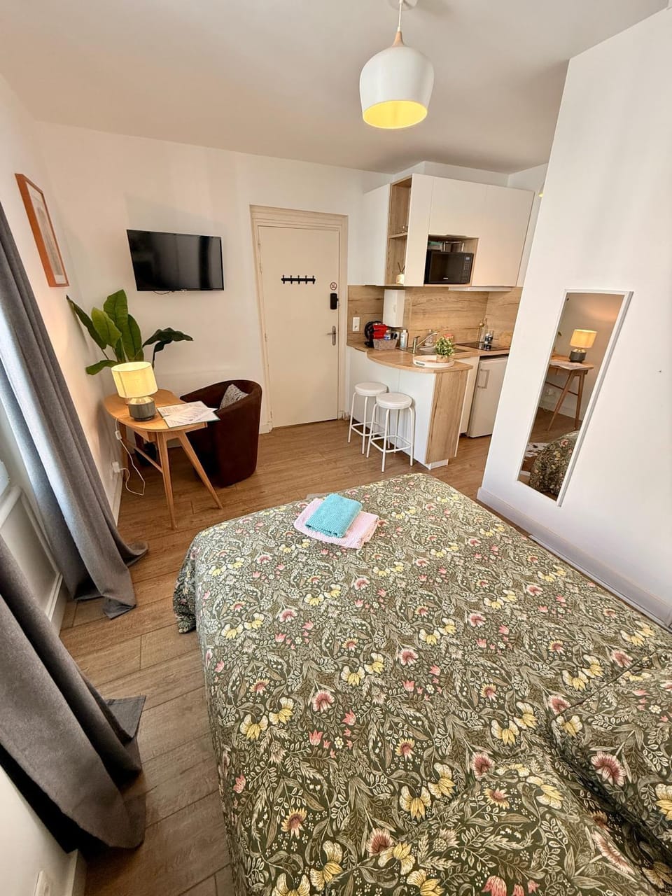 Bed, Kitchen or kitchenette, Photo of the whole room, Bedroom