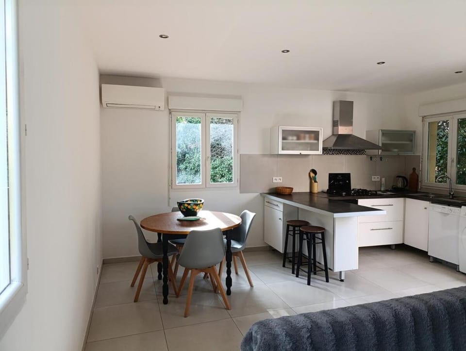 Kitchen or kitchenette, Dining area