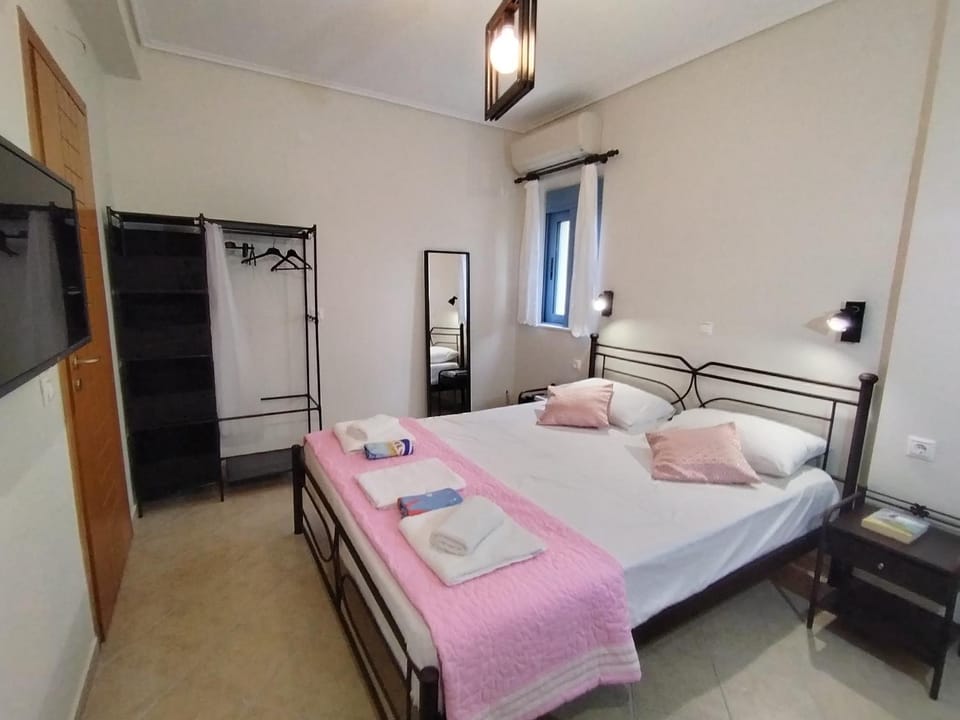 Bed, TV and multimedia, Photo of the whole room, Bedroom, towels, wardrobe