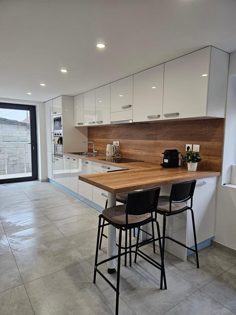 Kitchen or kitchenette, Dining area