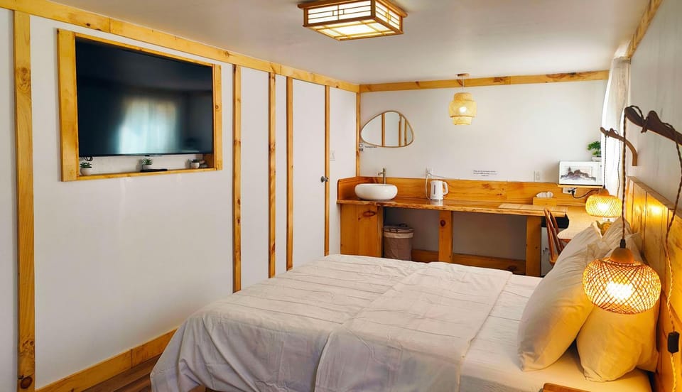 Bed, TV and multimedia, Bedroom
