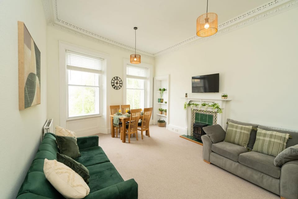 TV and multimedia, Living room, Seating area, Dining area, Evening entertainment