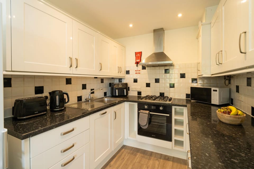 Coffee/tea facilities, Kitchen or kitchenette, stove