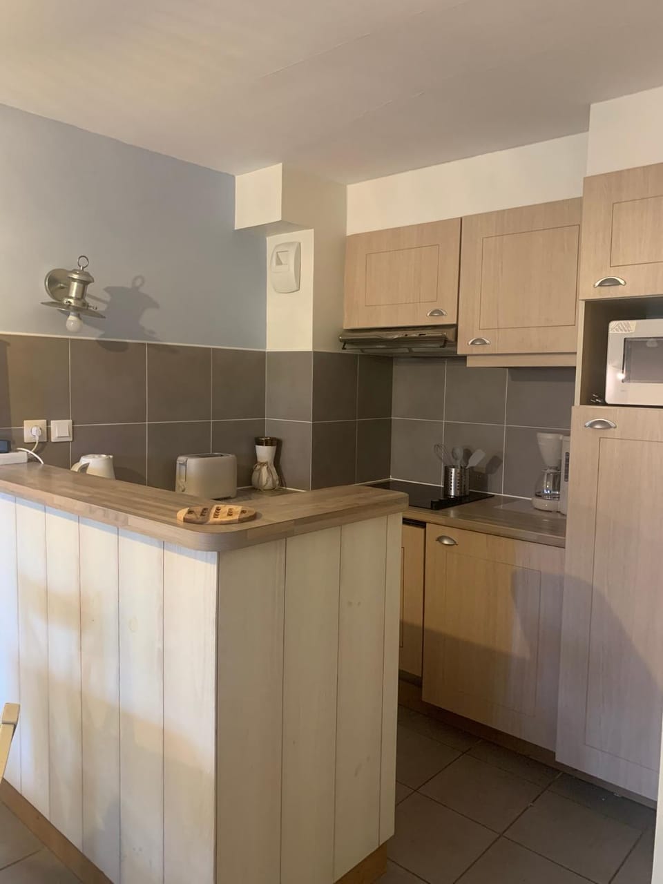 Kitchen or kitchenette, dishwasher, stove
