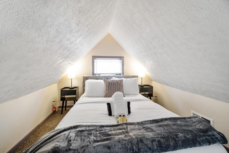 Bed, Photo of the whole room, Bedroom, towels