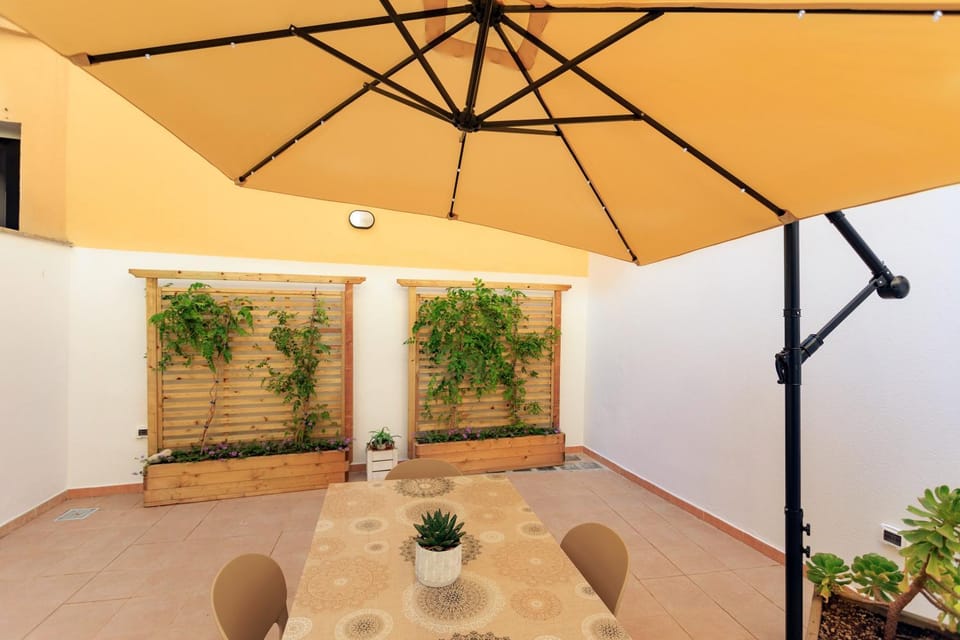 Day, Dining area