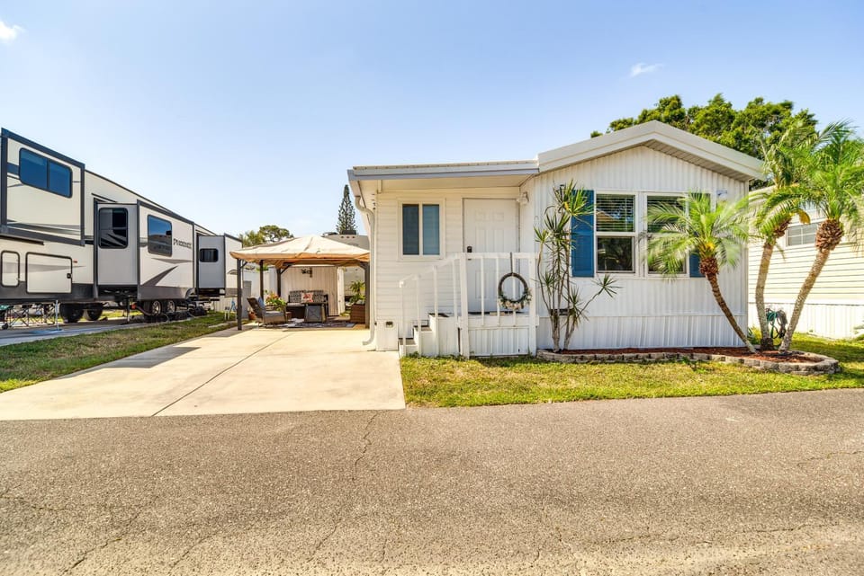 10 Mi to Beaches: Home w/ Pool Access in Largo! House in Pinellas Park