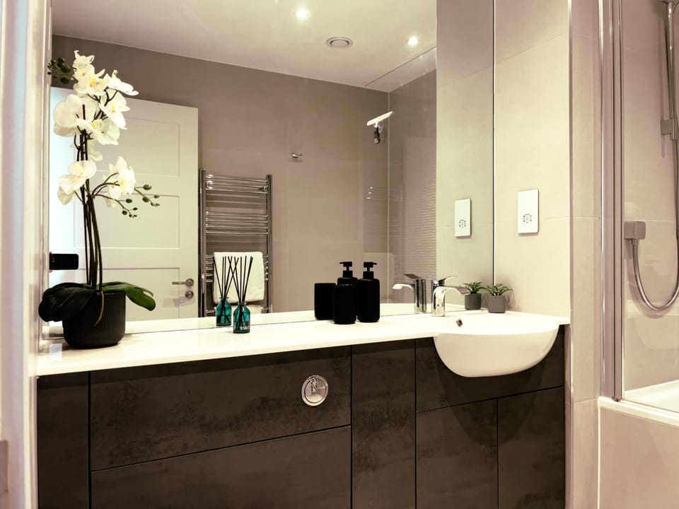 Modern Luxe Pad with Free Parking! Apartment in Brentford