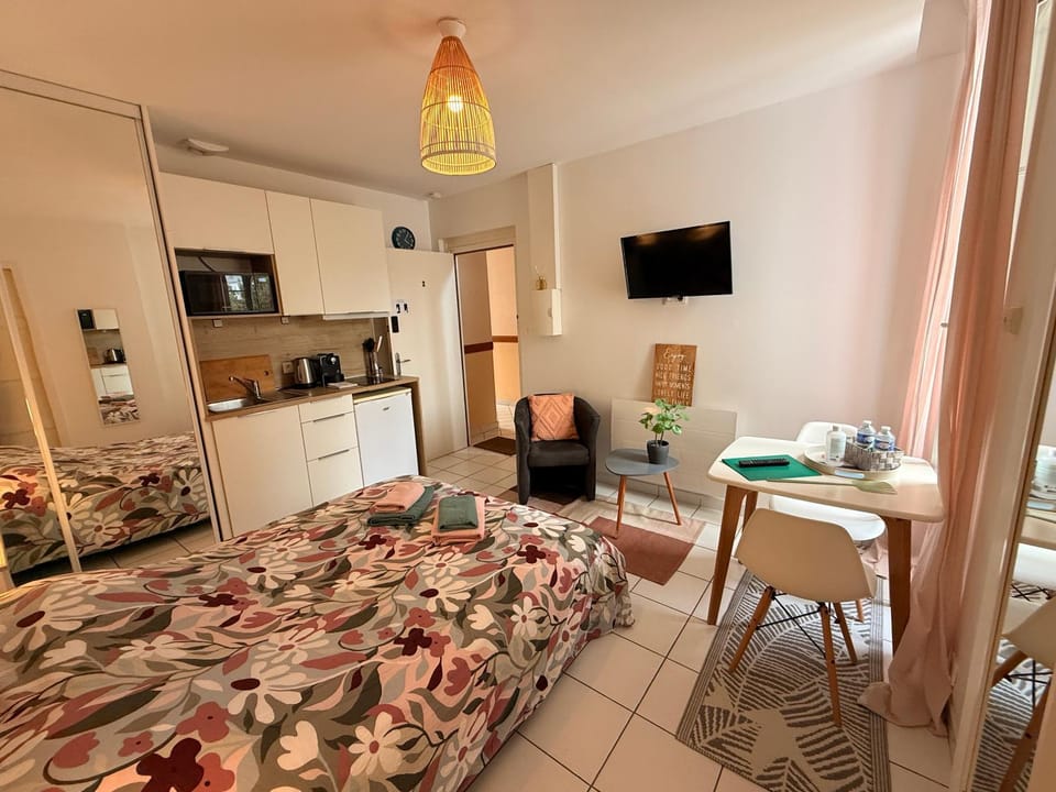 Bed, Kitchen or kitchenette