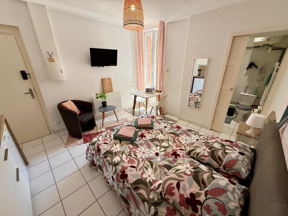 Bed, TV and multimedia, Photo of the whole room, Bedroom