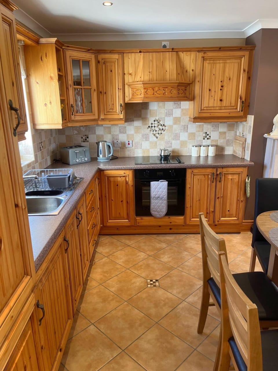 Coffee/tea facilities, Kitchen or kitchenette, Dining area, oven, stove, toaster, kitchen