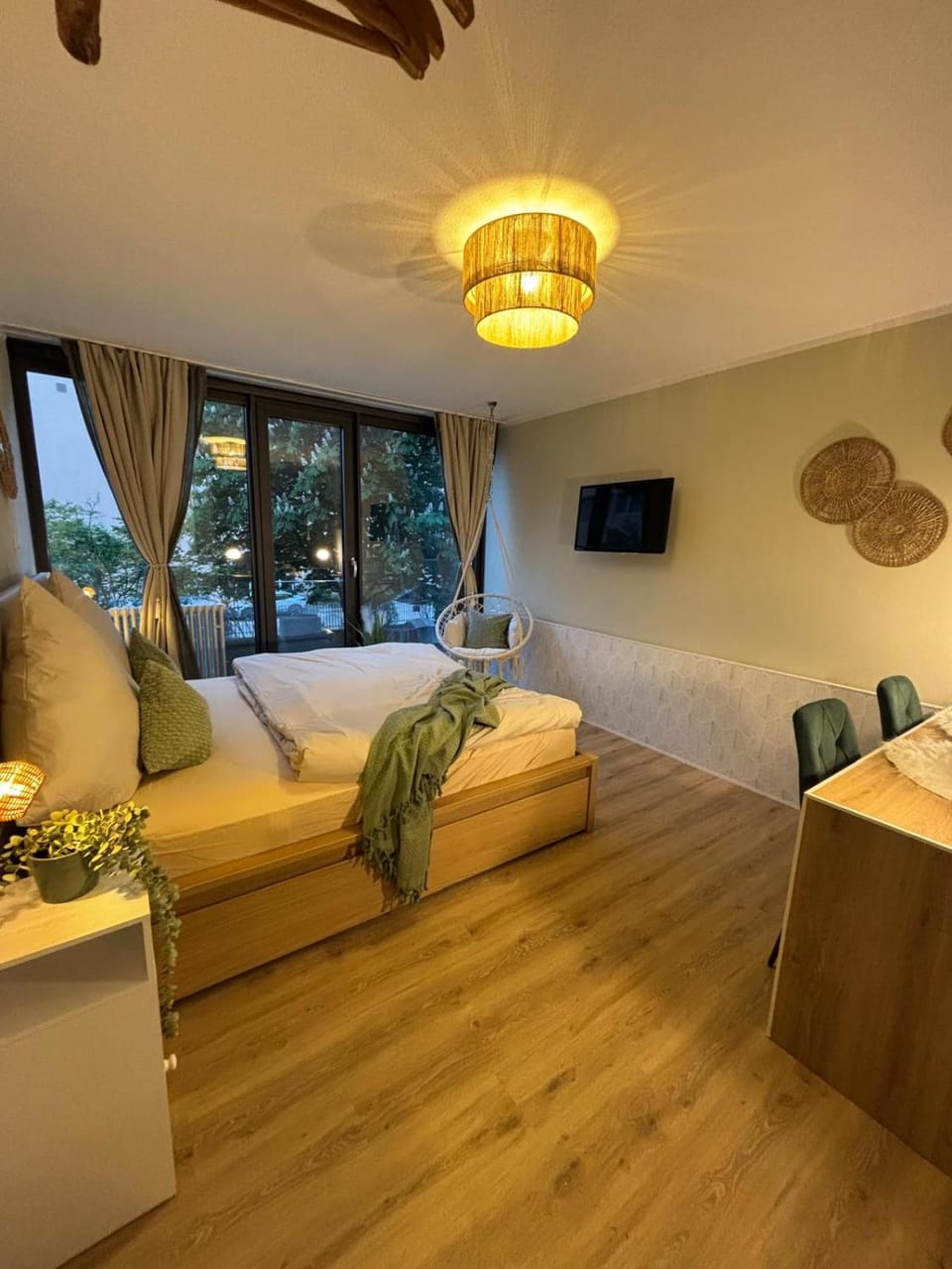 Bohemian Chic Sage Dreams - Munich Central Station Apartment in Munich