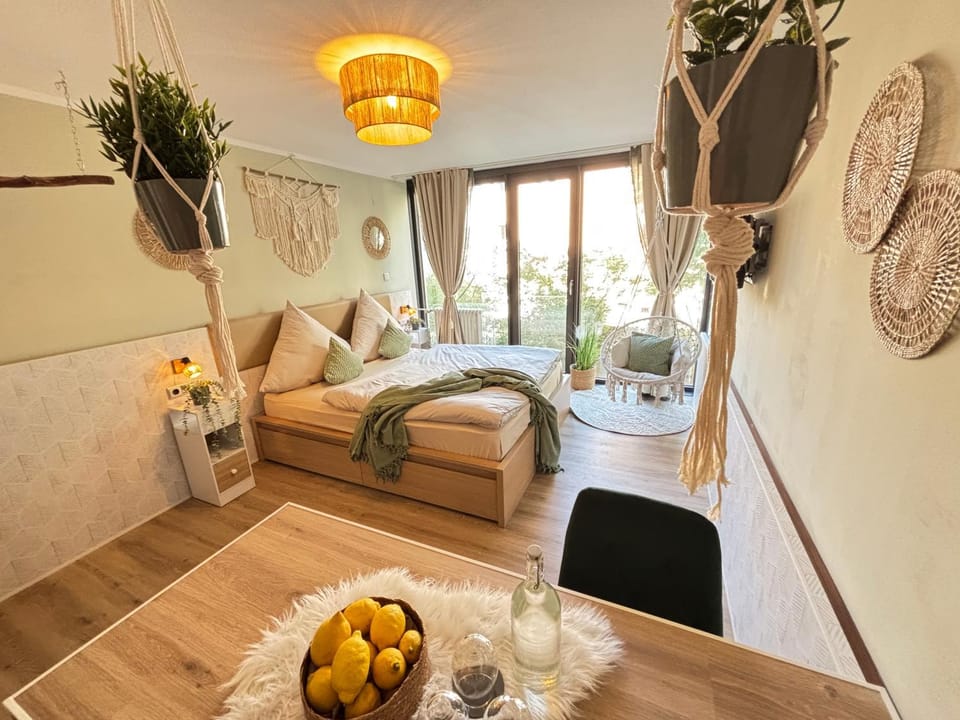 Bohemian Chic Sage Dreams - Munich Central Station Apartment in Munich