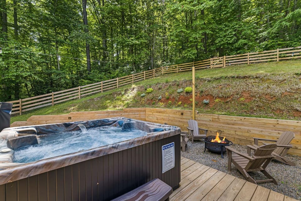 Modern Mountainside Cabin by Carolina Mornings Cabin in Upper Hominy