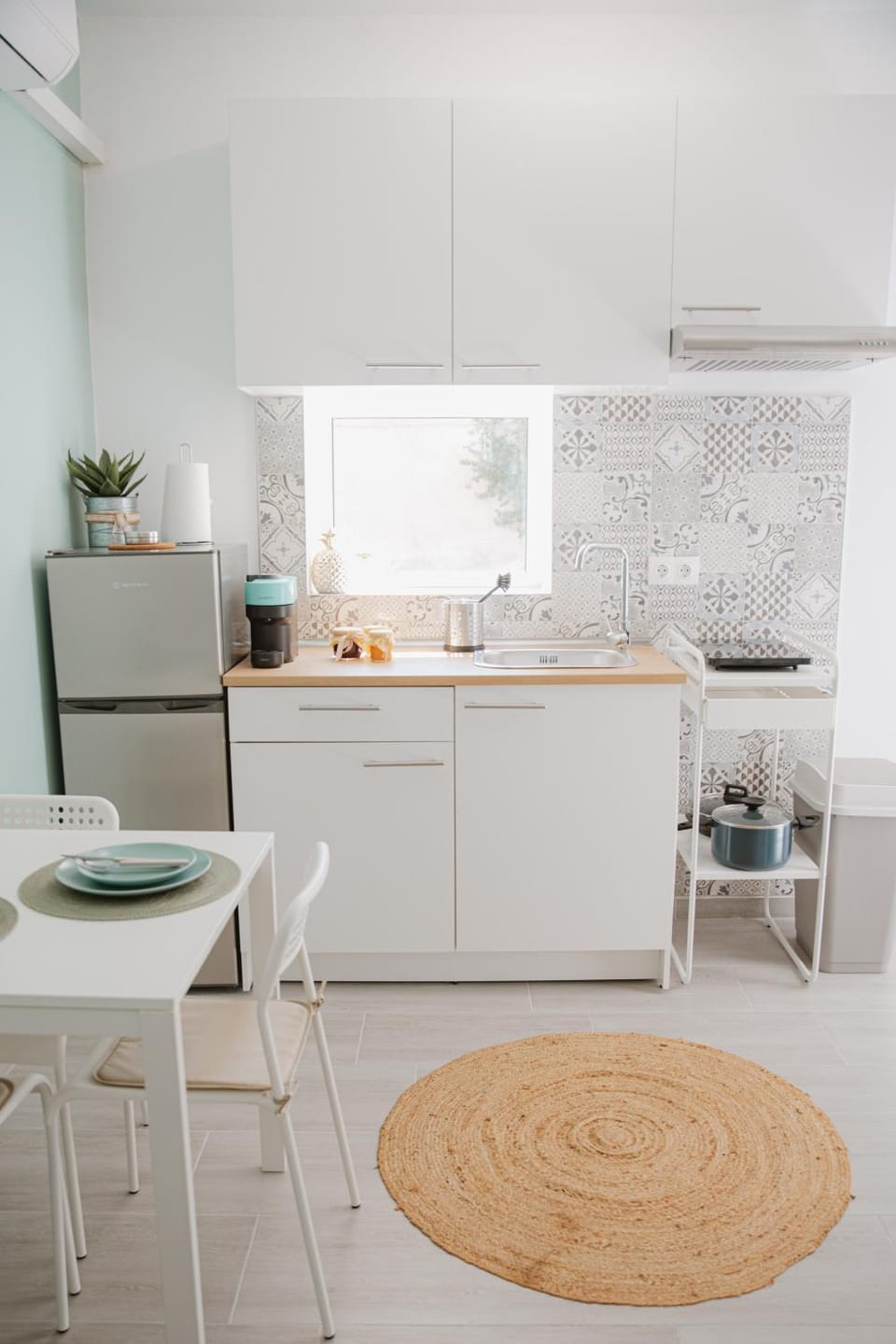 Kitchen or kitchenette, Dining area, stove